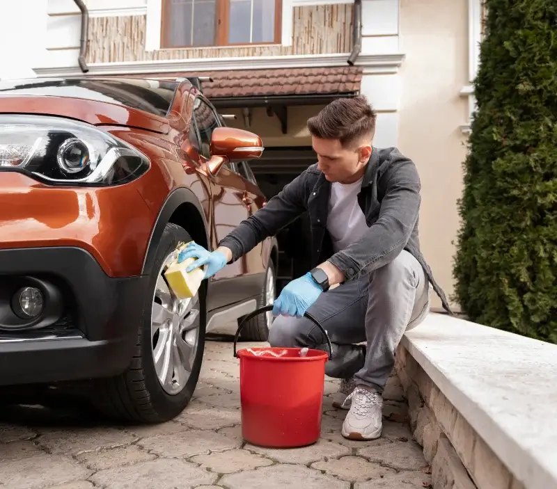 Lavage auto à domicile Longevilles-Mont-d'Or : professionnel intervenant sur un véhicule